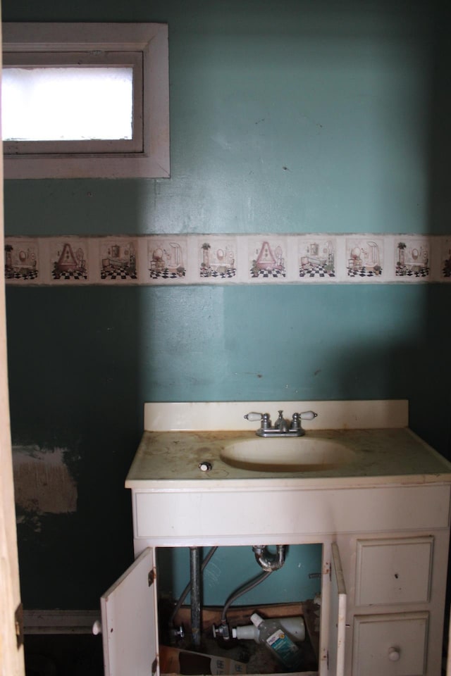 bathroom featuring sink