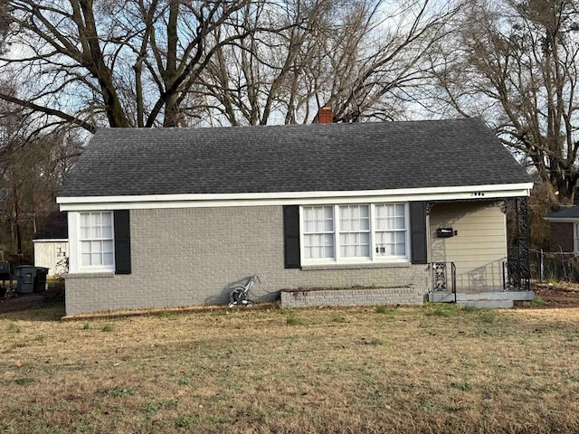 view of front of house featuring a front lawn