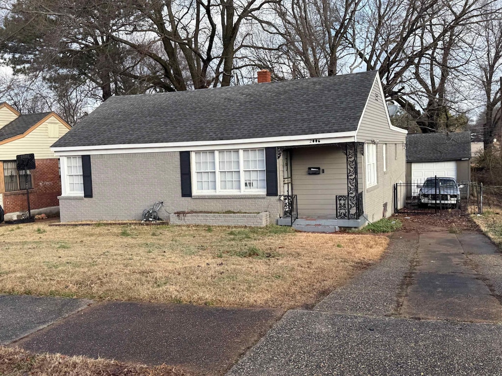 view of front facade featuring a garage and a front yard