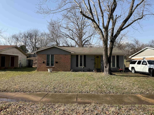 single story home with a front lawn