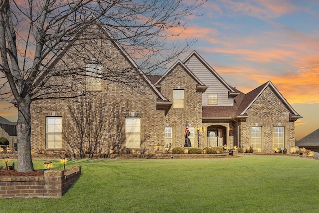 view of front of property featuring a lawn