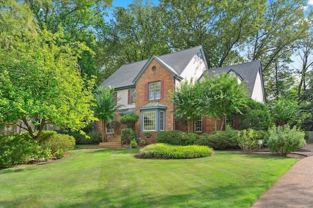 view of front of property featuring a front lawn