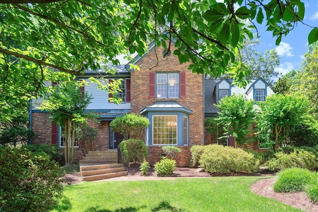 view of front of property featuring a front lawn