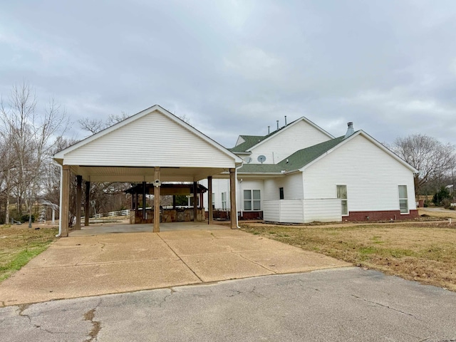 view of front of property featuring a carport and a front yard