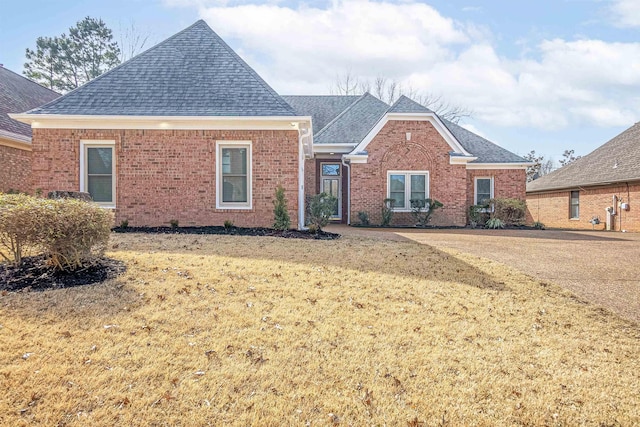 view of front property featuring a front lawn