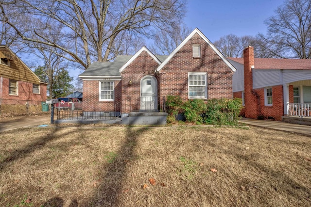 view of front of house featuring a front lawn