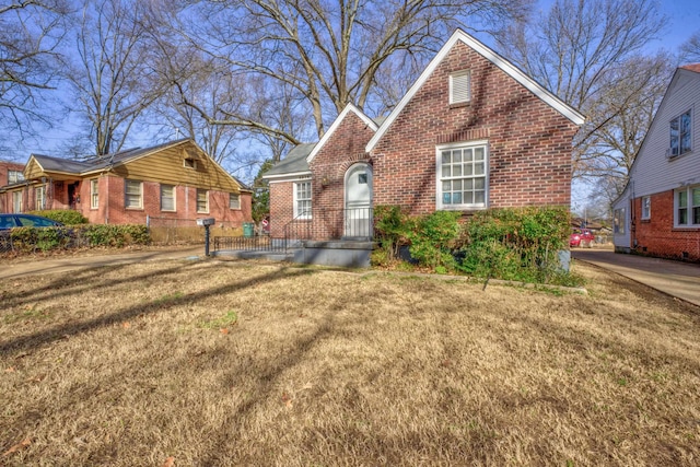 view of front facade with a front yard