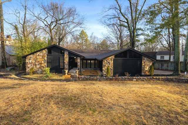 view of front facade with a front lawn