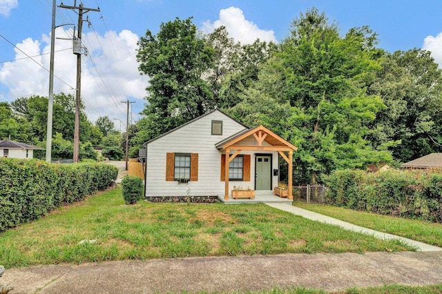 view of front facade featuring a front lawn