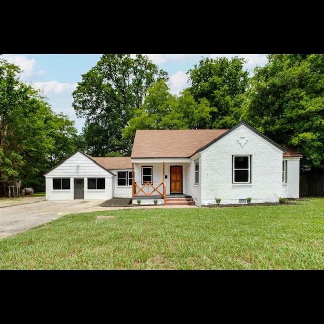 view of front facade with a porch and a front yard