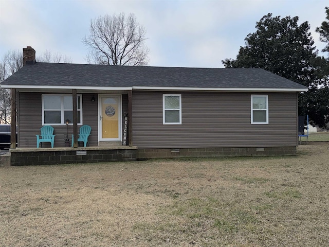 view of front facade featuring a porch and a front lawn