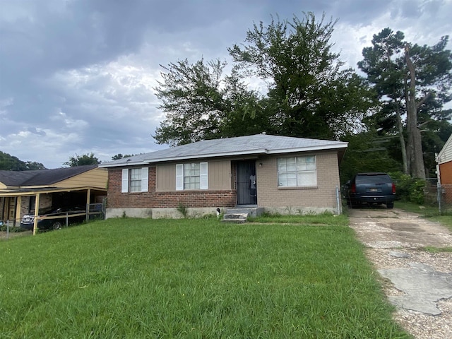 view of front of home featuring a front yard