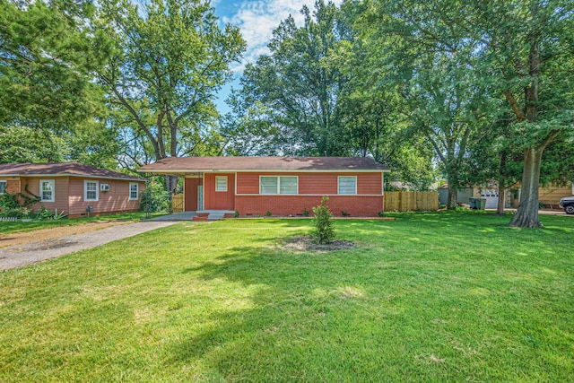 single story home featuring a front lawn