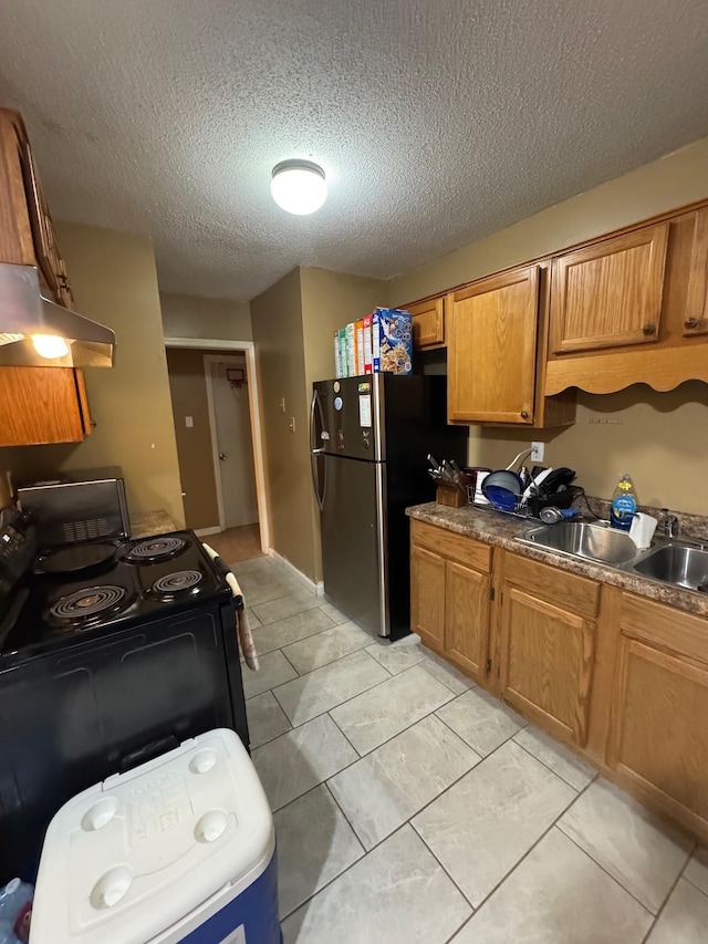 kitchen featuring sink, electric range, stainless steel fridge, and a textured ceiling