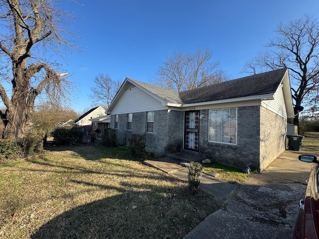 ranch-style home with a front yard