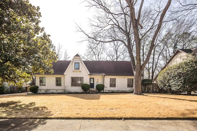 view of front of property with a front lawn