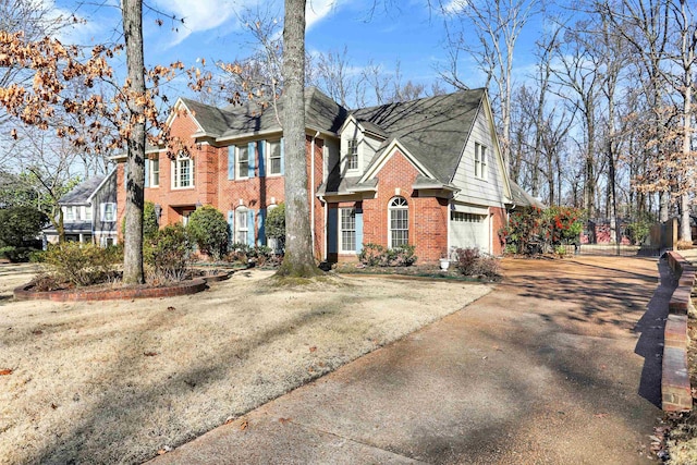 view of front facade featuring a garage and a front yard