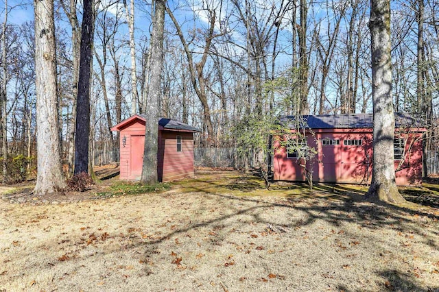 view of yard with a shed