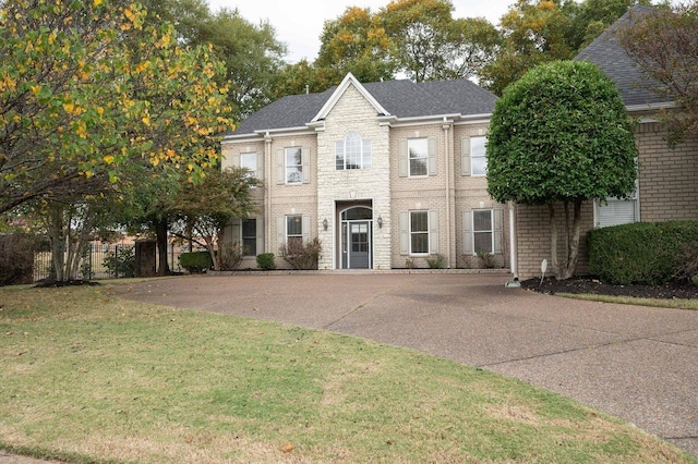 view of front of home featuring a front yard