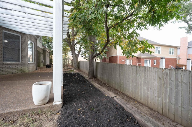 view of yard featuring a pergola