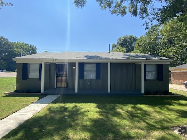 ranch-style home with a front lawn