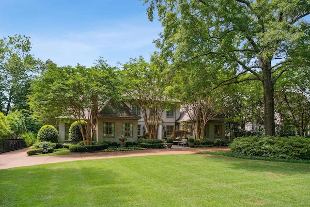 view of front of house featuring a front yard