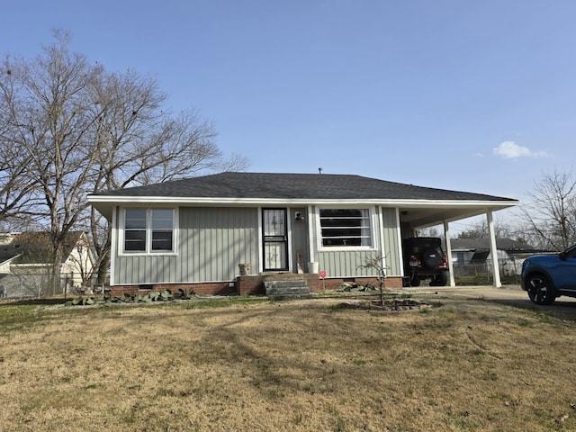 view of front of house featuring a carport and a front yard