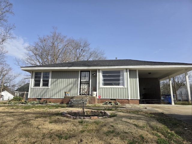 view of front of house with a carport and a front lawn