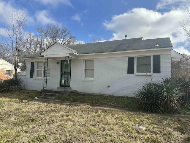 view of front of property with a front yard