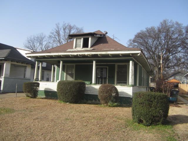 exterior space featuring a lawn and covered porch