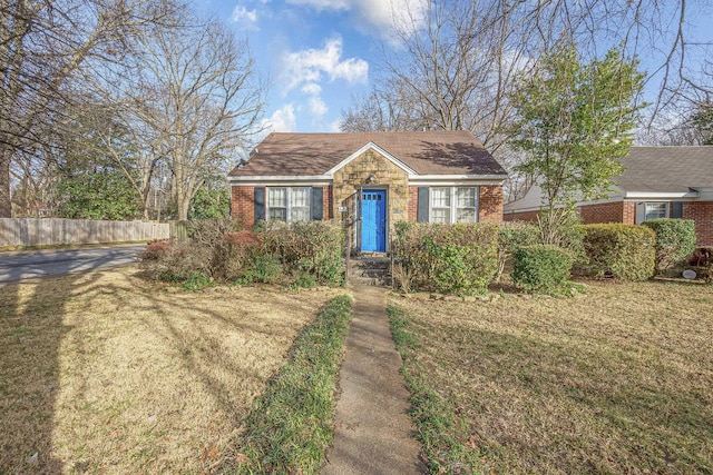 view of front of house featuring a front lawn