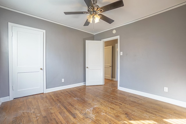 empty room featuring ceiling fan, ornamental molding, and light hardwood / wood-style floors