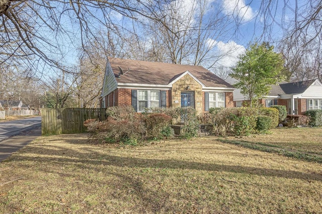 view of front facade featuring a front yard