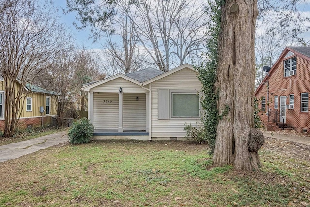 view of front facade featuring covered porch and a front lawn