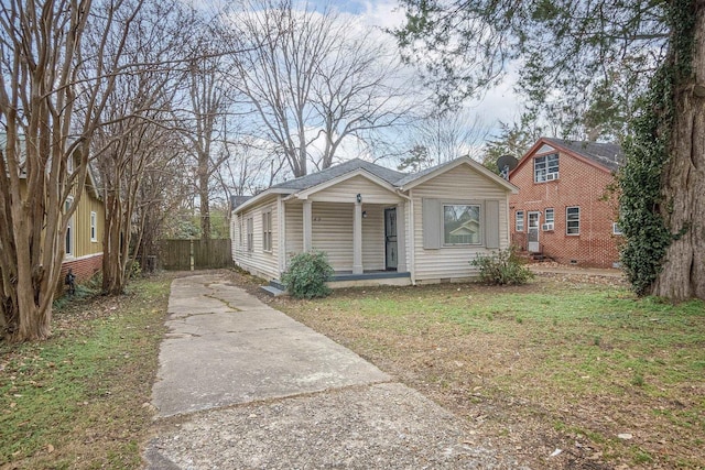 view of front facade with a porch and a front yard