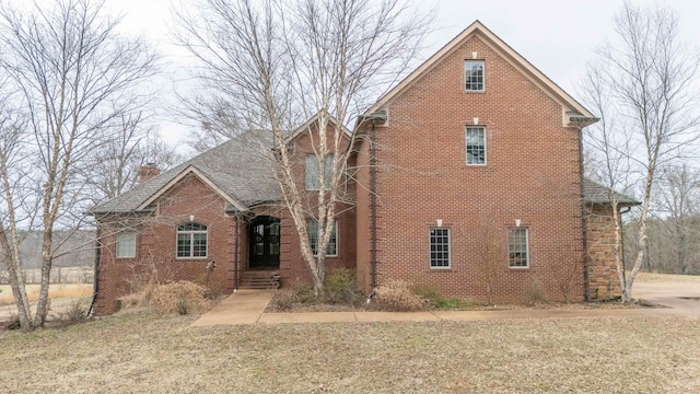 view of front property featuring a front lawn