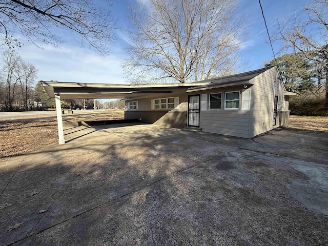 single story home with a carport