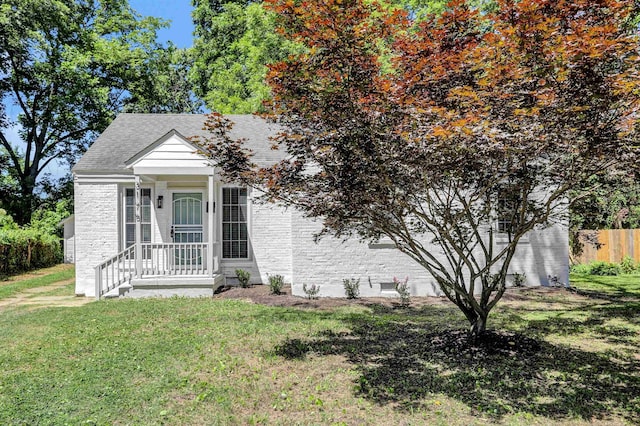 view of front of property featuring a front lawn