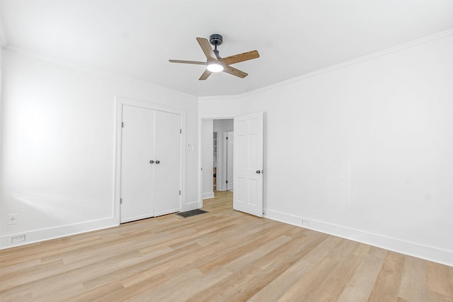 empty room with ceiling fan, ornamental molding, and light hardwood / wood-style flooring