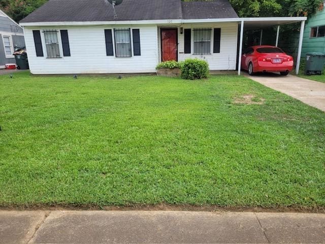 view of front of house with a carport and a front yard