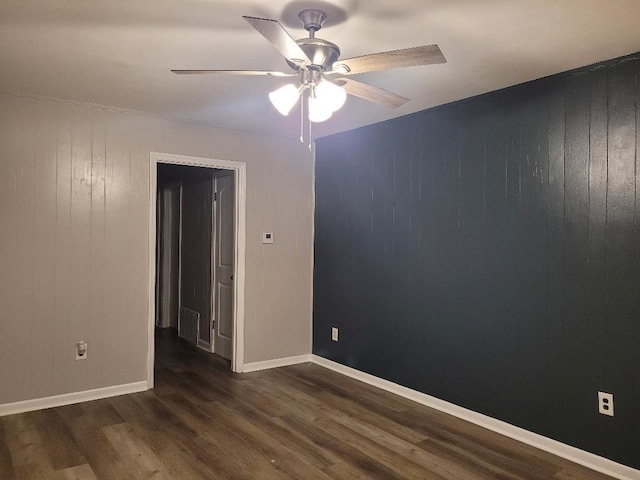 empty room featuring dark hardwood / wood-style floors and ceiling fan