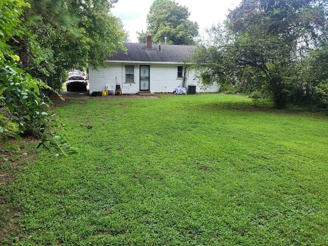 view of yard featuring cooling unit