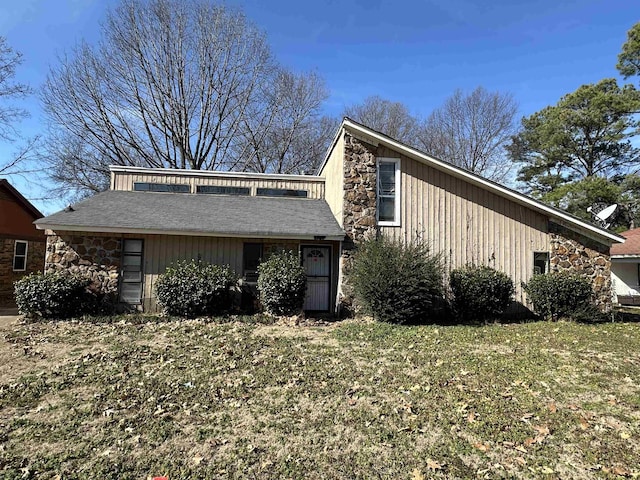 view of front of home with a front lawn