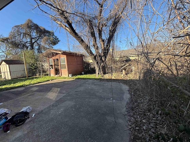 view of yard featuring an outbuilding