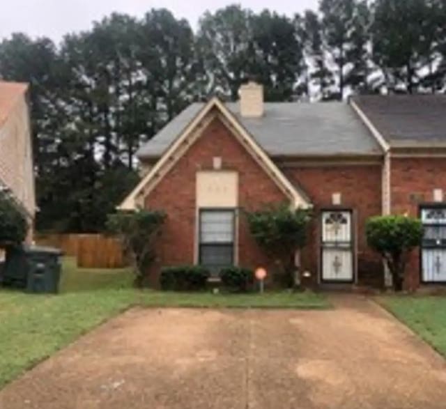 view of front of property with a front yard