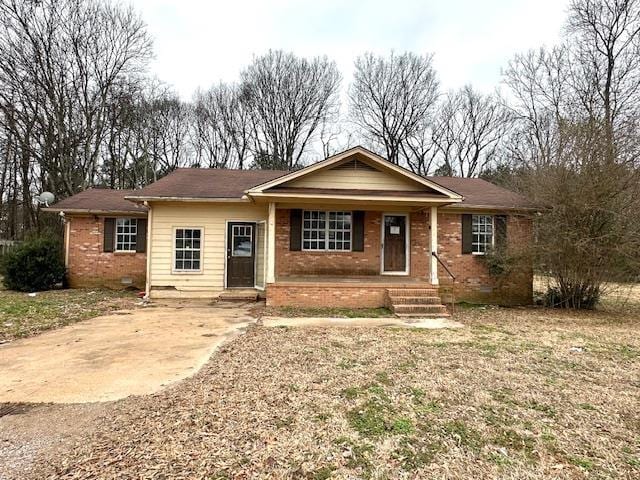 ranch-style house featuring covered porch