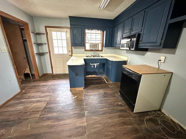 kitchen featuring sink, blue cabinetry, dark hardwood / wood-style floors, and a textured ceiling