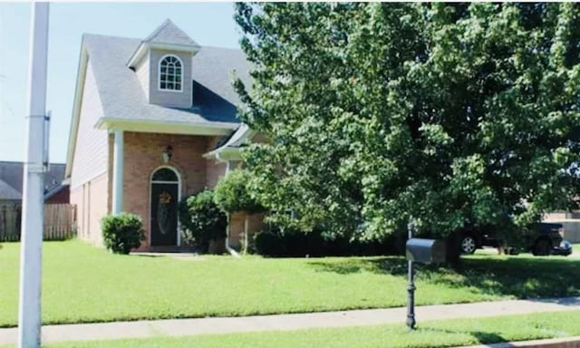 view of front of home featuring a front yard