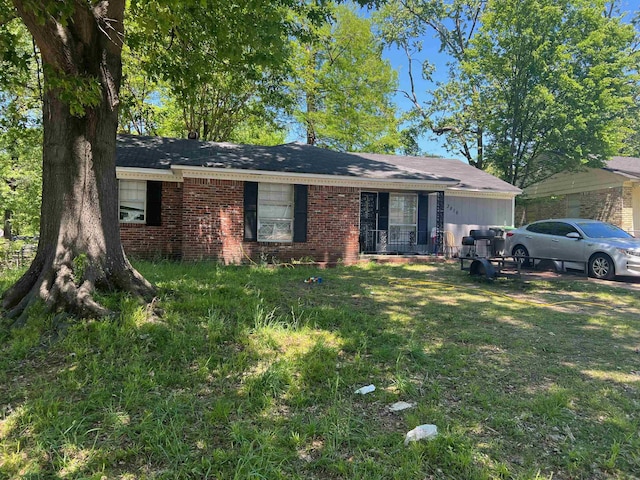 single story home featuring a front lawn