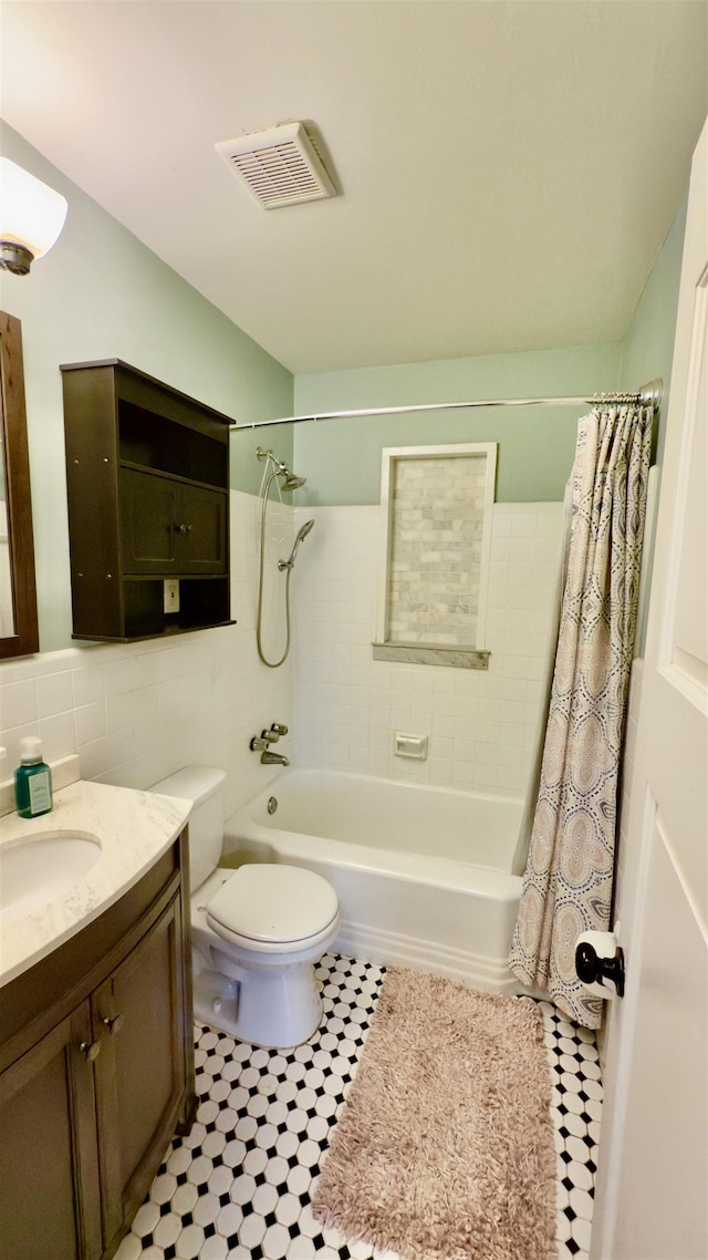 full bathroom featuring shower / tub combo with curtain, tile walls, backsplash, vanity, and toilet